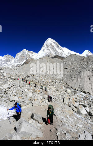 Wanderer zu Fuß entlang der Lobuche-Pass, Everest base Camp trek, UNESCO-Weltkulturerbe, Sagarmatha Nationalpark, Stockfoto