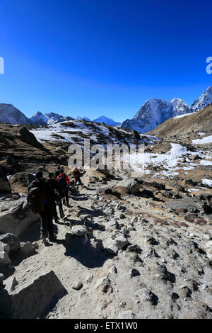 Wanderer zu Fuß entlang der Lobuche-Pass, Everest base Camp trek, UNESCO-Weltkulturerbe, Sagarmatha Nationalpark, Stockfoto