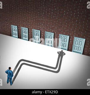 Machen eine Wahl Gelegenheit Konzept als Geschäftsmann mit Blick auf eine Gruppe von Karrieremöglichkeiten mit seinem Schlagschatten bevorzugen oder die Wahl einer Tür Eingang als Symbol und Metapher für Chancen auf beruflichen Erfolg. Stockfoto