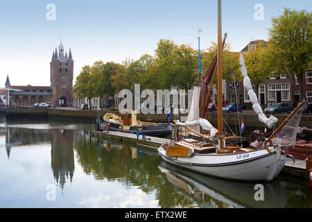 Europa, Niederlande, Zeeland, altes Stadttor am alten Hafen von Zierikzee auf der Halbinsel Schouwen-Duiveland.  Europa, Niederl Stockfoto