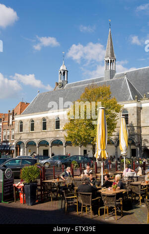 Europa, Niederlande, Zeeland, Zierikzee auf der Halbinsel Schouwen-Duiveland, die Kirche Gasthuiskerk am Marktplatz.  Euro Stockfoto