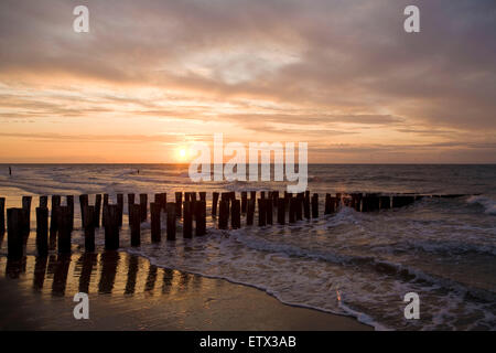 Europa, Niederlande, Zeeland, Sonnenuntergang am Strand von Domburg auf der Halbinsel Walcheren, leisten.  Europa, Niederlande, Zeeland, Stockfoto