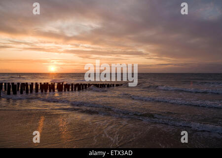 Europa, Niederlande, Zeeland, Sonnenuntergang am Strand von Domburg auf der Halbinsel Walcheren, leisten.  Europa, Niederlande, Zeeland, Stockfoto