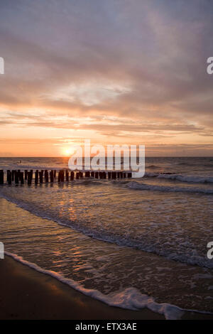 Europa, Niederlande, Zeeland, Sonnenuntergang am Strand von Domburg auf der Halbinsel Walcheren, leisten.  Europa, Niederlande, Zeeland, Stockfoto