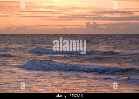 Europa, Niederlande, Zeeland, Sonnenuntergang am Strand von Domburg auf der Halbinsel Walcheren.  Europa, Niederlande, Zeeland, Sonnenun Stockfoto