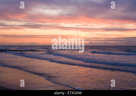 Europa, Niederlande, Zeeland, Sonnenuntergang am Strand von Domburg auf der Halbinsel Walcheren.  Europa, Niederlande, Zeeland, Sonnenun Stockfoto