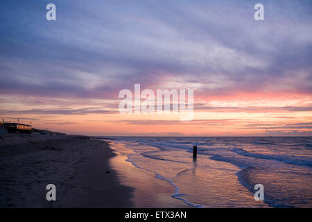 Europa, Niederlande, Zeeland, Sonnenuntergang am Strand von Domburg auf der Halbinsel Walcheren.  Europa, Niederlande, Zeeland, Sonnenun Stockfoto