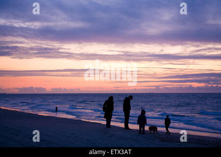 Europa, Niederlande, Zeeland, Sonnenuntergang am Strand von Domburg auf der Halbinsel Walcheren.  Europa, Niederlande, Zeeland, Sonnenun Stockfoto