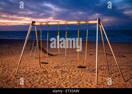 Europa, Niederlande, Zeeland, swing am Strand von Domburg auf der Halbinsel Walcheren.  Europa, Niederlande, Zeeland, Kindersch Stockfoto