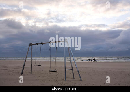 Europa, Niederlande, Zeeland, schwingen am Strand von Oostkapelle auf der Halbinsel Walcheren.  Europa, Niederlande, Zeeland, Kinde Stockfoto