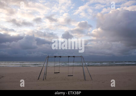 Europa, Niederlande, Zeeland, schwingen am Strand von Oostkapelle auf der Halbinsel Walcheren.  Europa, Niederlande, Zeeland, Kinde Stockfoto