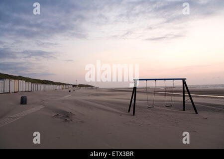 Europa, Niederlande, Zeeland, schwingen am Strand von Oostkapelle auf der Halbinsel Walcheren.  Europa, Niederlande, Zeeland, Kinde Stockfoto