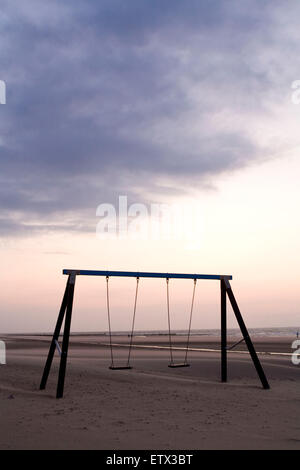 Europa, Niederlande, Zeeland, schwingen am Strand von Oostkapelle auf der Halbinsel Walcheren.  Europa, Niederlande, Zeeland, Kinde Stockfoto