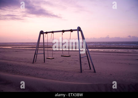 Europa, Niederlande, Zeeland, schwingen am Strand von Oostkapelle auf der Halbinsel Walcheren.  Europa, Niederlande, Zeeland, Kinde Stockfoto