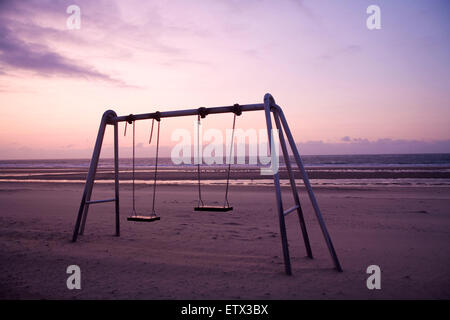 Europa, Niederlande, Zeeland, schwingen am Strand von Oostkapelle auf der Halbinsel Walcheren.  Europa, Niederlande, Zeeland, Kinde Stockfoto