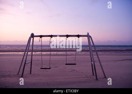 Europa, Niederlande, Zeeland, schwingen am Strand von Oostkapelle auf der Halbinsel Walcheren.  Europa, Niederlande, Zeeland, Kinde Stockfoto