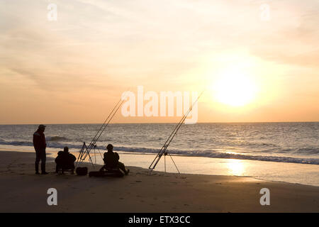 Europa, Niederlande, Zeeland, Sonnenuntergang am Strand von Oostkapelle auf der Halbinsel Walcheren, Angler.  Europa, Niederlande, Zeela Stockfoto