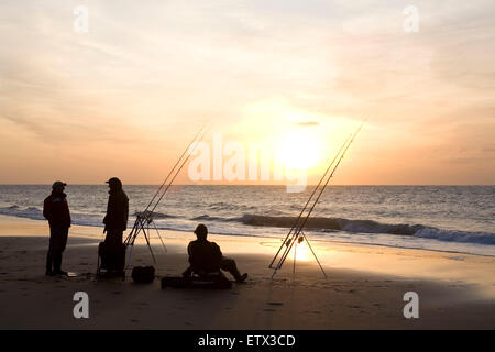 Europa, Niederlande, Zeeland, Sonnenuntergang am Strand von Oostkapelle auf der Halbinsel Walcheren, Angler.  Europa, Niederlande, Zeela Stockfoto