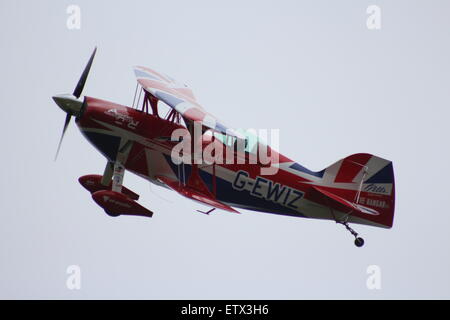 Cosford Airshow, Flugzeuge in einem Teil des Kunstflug, Doppeldecker, Loop the Loop Rauchen Aktion. Stockfoto