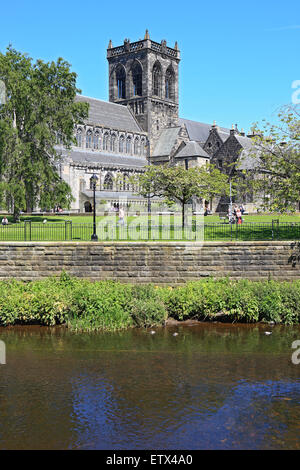 Paisley Abbey ist ein ehemaliges Kloster Cluniac und aktuelle Kirche von Schottland evangelischen Pfarrei Kirk auf der White River Cart Stockfoto