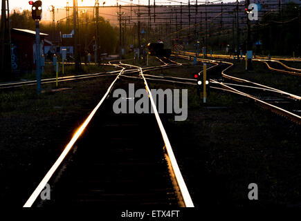 Abendsonne reflektieren in Eisenbahnschienen mit Ampeln in Gällivare schwedischen Lappland Schweden Stockfoto