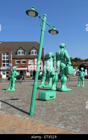 Westerland, Deutschland, Figuren Reisenden Riesen im Wind auf dem Bahnhofsvorplatz auf Sylt Stockfoto