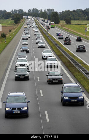 Neuruppin, Deutschland, langsam fließenden Verkehr auf der A24 Stockfoto