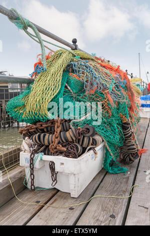 häuften sich Container Fischers mit Schwimmern netting unterschiedlicher Größe Kai Seite bereit gemischt, um Fische zu fangen farbigen Net alt und ausgefranst Stockfoto