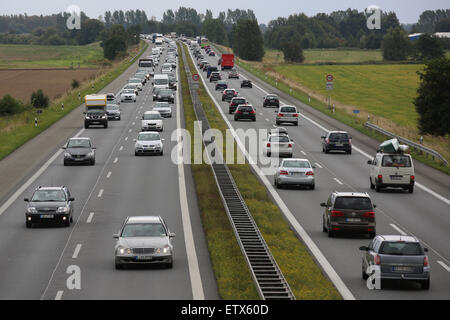 Neuruppin, Deutschland, langsam fließenden Verkehr auf der A24 Stockfoto