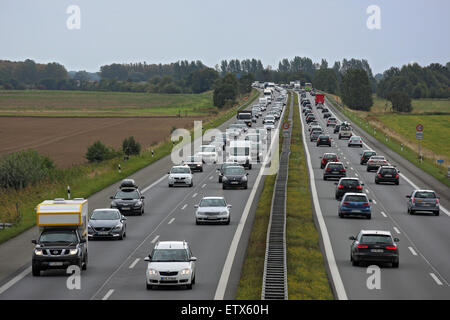 Neuruppin, Deutschland, langsam fließenden Verkehr auf der A24 Stockfoto