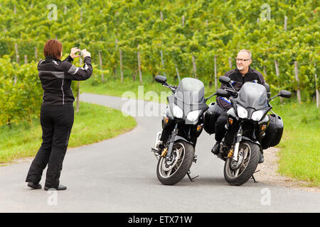 Motorradfahrer macht Fotos von ihrem Begleiter Stockfoto