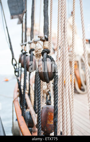 Marine Seile und Taue auf der Großsegler. Alte hölzerne Block mit einem Seil auf dem Segel. Stockfoto