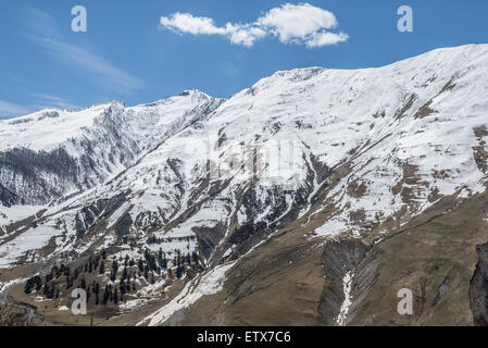 Blick vom georgischen Militär Highway, Georgien in der Nähe von Skigebiet Gudauri in größeren Kaukasus Stockfoto