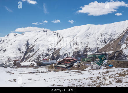 Skigebiet von Gudauri in größeren Kaukasus - Blick vom georgischen Militär Highway, Georgia Stockfoto