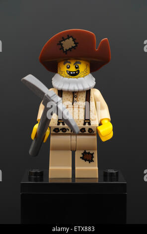 Tambow, Russische Föderation - 5. Februar 2015 Lego Prospector Minifigur mit Spitzhacke auf schwarzem Hintergrund. Studio gedreht. Stockfoto