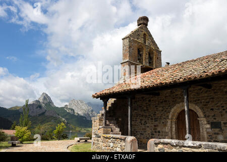 Die Ermita Nuestra Señora del Rosario, (Kapelle unserer lieben Frau vom Rosenkranz) und Pico Gilbo, Riaño, Picos de Europa-Spanien Stockfoto