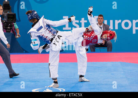 Baku Aserbaidschan. 16. Juni 2015. Baku 2015 Europäische Spiele: Taekwondo, Frauen, 49 kg. Baku Crystall Halle - 2.  Charlie Maddock (Großbritannien) vs. Nicoli Erica (Italien). Charlie Maddock gewinnt mit dem Endergebnis 17-3. Bildnachweis: Elmar Mustafayev/Alamy Live-Nachrichten Stockfoto