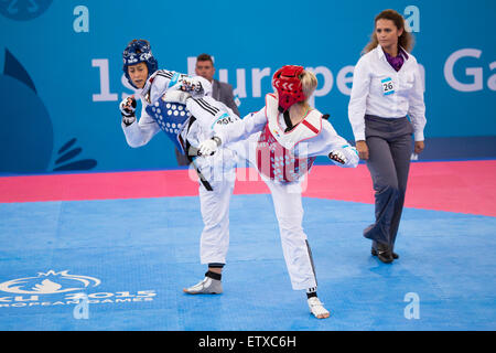 Baku Aserbaidschan. 16. Juni 2015. Baku 2015 Europäische Spiele: Taekwondo, Frauen, 49 kg. Baku Crystall Halle - 2.  Charlie Maddock (Großbritannien) vs. Nicoli Erica (Italien). Charlie Maddock gewinnt mit dem Endergebnis 17-3. Bildnachweis: Elmar Mustafayev/Alamy Live-Nachrichten Stockfoto