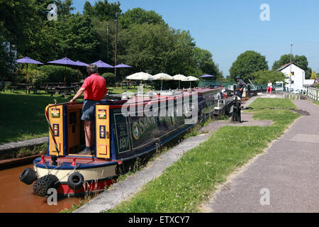 Ein Narrowboat Eingabe Lock 43 des Red Bull Fluges von Sperren auf die Trent und Mersey Kanal an Kidsgrove, Staffordshire Stockfoto