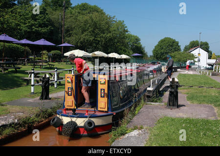 Ein Narrowboat Eingabe Lock 43 des Red Bull Fluges von Sperren auf die Trent und Mersey Kanal an Kidsgrove, Staffordshire Stockfoto