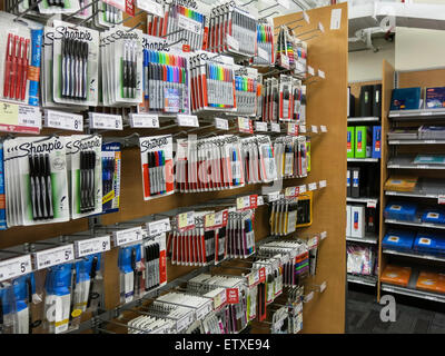 Displays in einem Staples Store, NYC Stockfoto