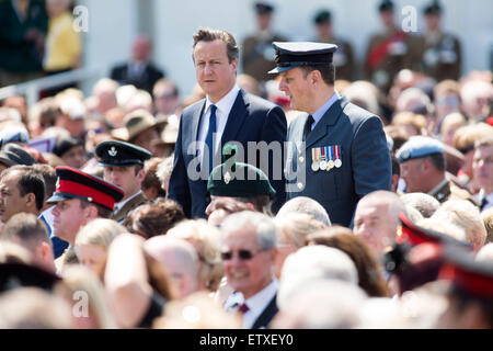 David Cameron, Zentrum, kommt für den Dienst der Umwidmung der Bastion Wand an das National Memorial Arboretum Stockfoto