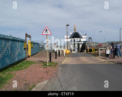 Autos und Fußgänger Aussteigen aus Isle of Arran Fähre in Ardrossan Fähre Schottland Ayrshire wichtigen Insel Transfer zum Hafen Stockfoto