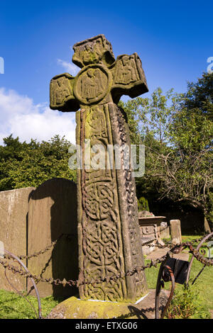 Großbritannien, England, Derbyshire, Eyam, Kirchhof, 8. Jahrhundert sächsische Kreuz Stockfoto