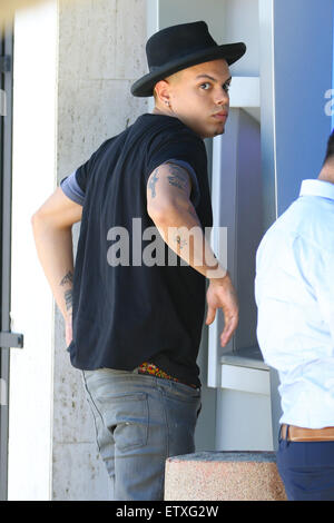 Evan Ross zieht sich etwas Bargeld an einem Geldautomaten mit Beverly Hills: Evan Ross Where: Los Angeles, California, Vereinigte Staaten von Amerika bei: 24. März 2015 Stockfoto