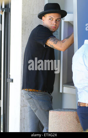 Evan Ross zieht sich etwas Bargeld an einem Geldautomaten mit Beverly Hills: Evan Ross Where: Los Angeles, California, Vereinigte Staaten von Amerika bei: 24. März 2015 Stockfoto