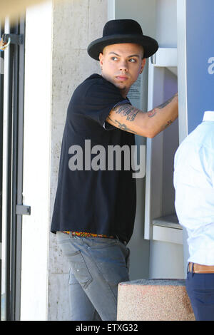 Evan Ross zieht sich etwas Bargeld an einem Geldautomaten mit Beverly Hills: Evan Ross Where: Los Angeles, California, Vereinigte Staaten von Amerika bei: 24. März 2015 Stockfoto