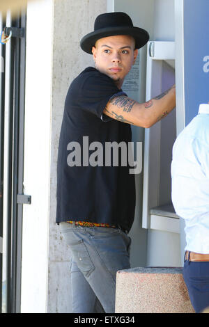 Evan Ross zieht sich etwas Bargeld an einem Geldautomaten mit Beverly Hills: Evan Ross Where: Los Angeles, California, Vereinigte Staaten von Amerika bei: 24. März 2015 Stockfoto