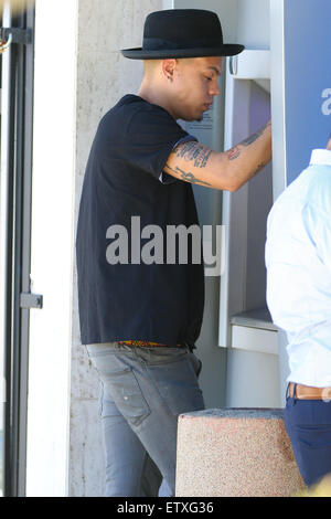 Evan Ross zieht sich etwas Bargeld an einem Geldautomaten mit Beverly Hills: Evan Ross Where: Los Angeles, California, Vereinigte Staaten von Amerika bei: 24. März 2015 Stockfoto