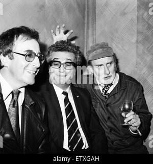 Prinz Charles speist mit dem Schläger at The Dorchester London. Links nach rechts, Peter Sellers, Michael Bentine und Spike Milligan. Harry Secombe war krank. Spike Milligan lustige Gesten hinter Michael Bentine zu tun. 11. November 1974. Stockfoto